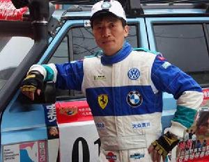 曾凡仁表演賽車