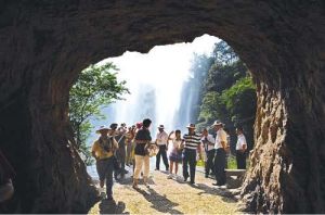 鴛鴦溪景區百丈際水簾洞成了天然氧吧廳