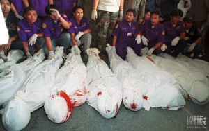 200年，圖為官方工作人員清點人質劫持事件中的亡者遺體。