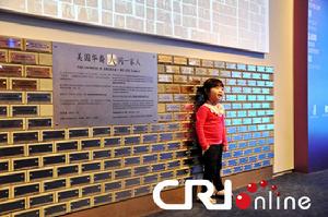 來參觀上海世博會美國館的小遊客和“百姓牆”合影