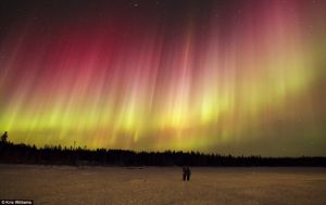 冰島上空絢麗紅色極光