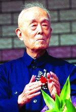 圖為90歲高齡的季羨林回到母校濟南一中