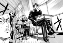 被同學抽走板凳卻用腿做的依舊端正