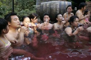 裸泡的感覺真的比穿著泳衣泡舒服多了，少了束縛感，全身很輕鬆，和柔軟的水結合在一起，感覺自己已經完全融入到大自然的懷抱中，什麼是天人合一的感覺