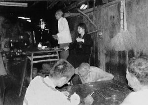 三跳藝人王祖良和女兒王麗民在鄉間茶館演唱“三跳”。