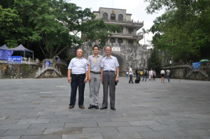 朱瑣與越南前任駐華使，現中越友好協會副主席裴鴻福先生合影