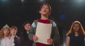 唱本曲時的劇照