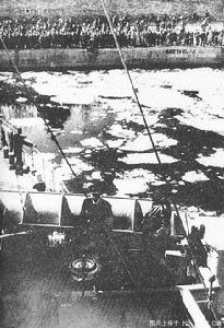 哥本哈根市民圍觀偽裝成商船的德國軍艦