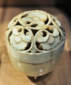 青白釉鏤空香薰