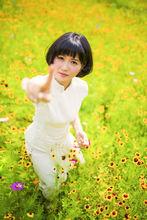 李依娃花叢寫真