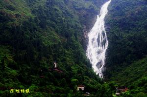 通城縣黃袍山瀑布（陳旭林攝）