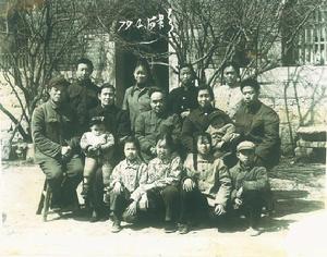 郭長燦在原泰西地下情報總站舊址合影