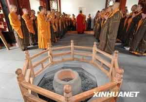 3月25日，僧人們在寺院裡舉行祈福儀式，祝願今年的茶葉有個好收成