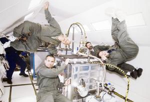 參與美宇航局低重力計畫的研究人員在電子束無模成形製造器周圍飄浮