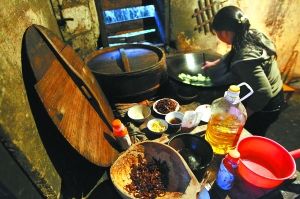 陳清華夫婦每天天不亮就要起床為孩子們燒水做飯，操持一日三餐。