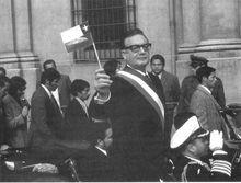 薩爾瓦多·阿連德總統揮舞智利國旗