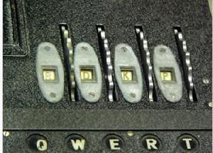 當蓋子蓋上後，恩尼格瑪就可以開始使用了。鏇轉盤的外緣從蓋子內伸出，使操作員能夠改變它的位置，而且這些鏇轉盤現在的位置（RDKP）可以通過一系列小窗讓操作員看見。