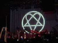 HIM演唱會現場，heartagram形狀的光束