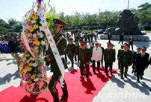 （圖）軍地領導在中國抗日戰爭紀念館向抗戰英烈敬獻花圈