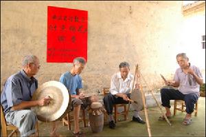 收集小組到樟市鎮北約、坑子、廖屋村邀請四位老藝人現場表演“十點梅花”。