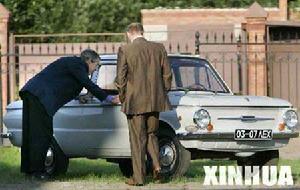 （圖）普京陪布希參觀自己大學時代第一輛汽車