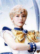 汐月 しゅう飾演第五代天王遙