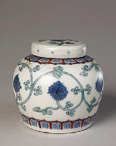 清乾隆仿成化鬥彩天字蓋罐 清乾隆仿成化鬥彩天字蓋罐