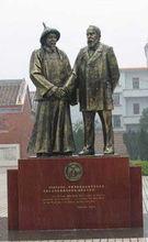 中國首任出美公使陳蘭彬（左）紀念雕像