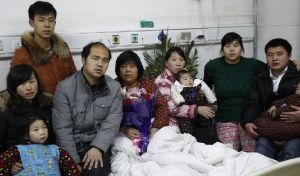 2013年1月16日晚，河南蘭考縣人民醫院，袁厲害的親生子女圍著媽媽拍下了這張大災過後的第一張“全家福”。