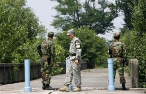 2007年7月18日，美韓兩國士兵在板門店非軍事區站崗