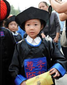 新生穿的“學士服”正中繡著“尊師孝親”四個繁體字。