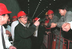 1999年4月17日－23日，江澤民在四川對國有企業改革與發展進行調研。