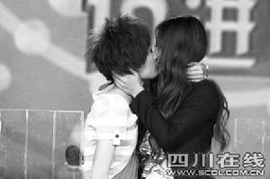 曾軼可（去她部落格看看）安慰潘辰（去她部落格看看）。