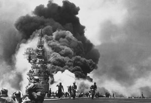 1945年5月11日，邦克山號先後被兩架自殺飛機擊中，引發大火。