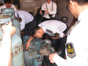 公安人員檢查液化石油氣銷售門店