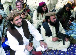 2009年10月4日，巴基斯坦塔利班新任最高首領哈基姆拉·馬哈蘇德（左）與助手們召開會議。