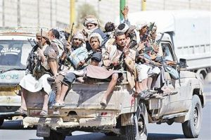 胡塞武裝組織成員手持武器乘坐汽車