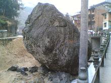 修造公路時黃土擁塞的雙潭岩