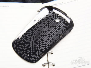 聯想樂Phone的電池蓋背面加入了時尚的馬賽克貼片設計