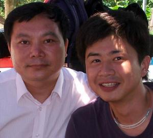 莫雄亮與澳大學生、澳門日報實習記者易仲景