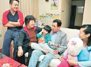 柏萬青一家都成為了義務的調解員