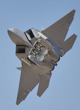 隱形飛機露出掛彈艙的美軍F-22戰鬥機