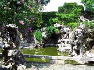 與騎馬樓緊緊相依的片石山房