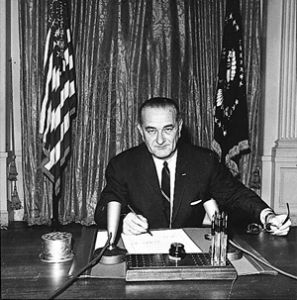 美國總統詹森正在簽署擴大越戰的命令