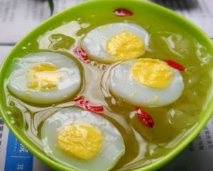 銀耳燉鴿蛋 銀耳燉鴿蛋