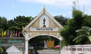 為愛滋病患者提供最後棲身處的帕巴喃普寺廟座落在一片青山之間