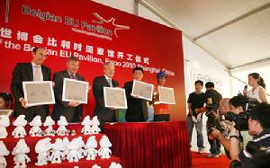 嘉賓們與世博建設者一起共同按下紀念手印