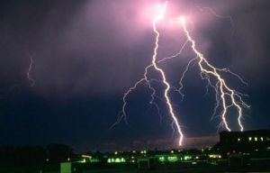 室外雷電天氣可引發跨步電壓危險