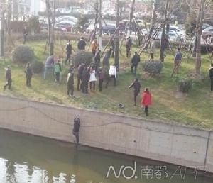 1&middot;12南京裸女跳河事件