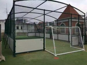 建造要天台的籠式足球場